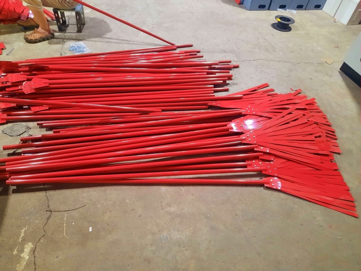 Vỉ dập lửa/bàn dập lửa/chổi dập lửa (cán thép tuýp sơn đỏ tĩnh điện) 1.5m có sẵn sơn tĩnh điện màu đỏ